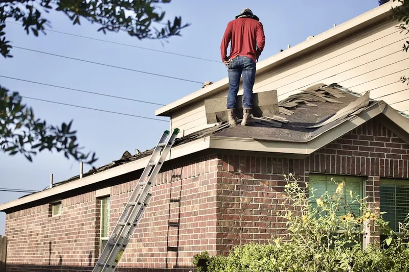 Professional roofer working on a residential roof in Villa Rosa